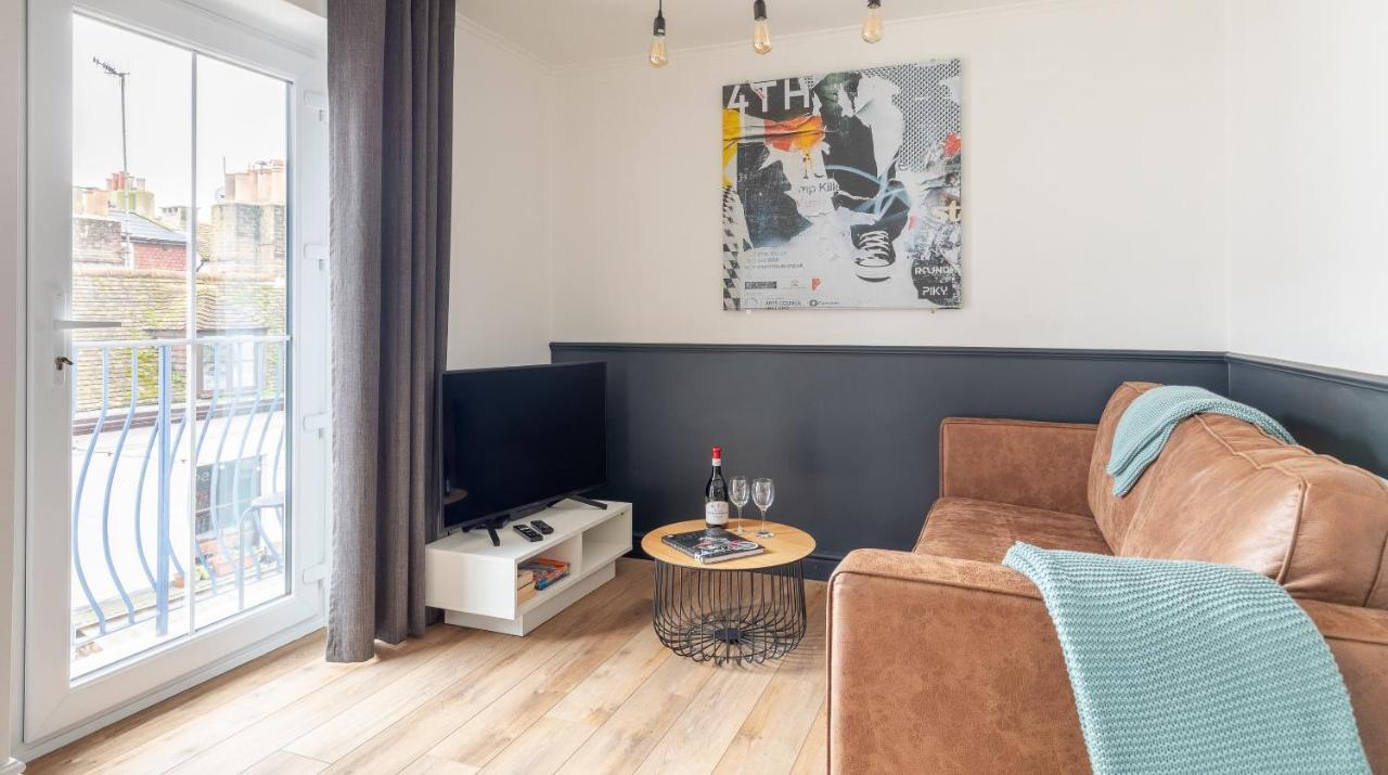 Brand New Central Balcony Flat - Hastings Holidays Bagian luar foto