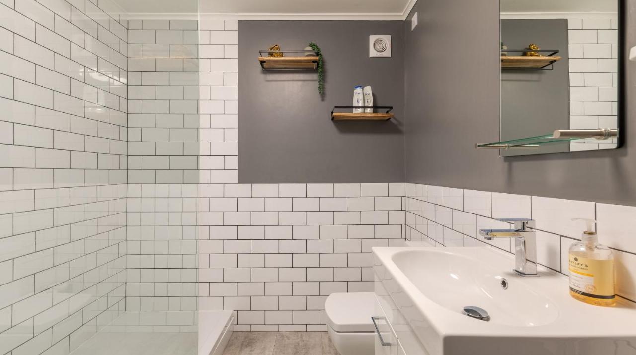 Brand New Central Balcony Flat - Hastings Holidays Bagian luar foto